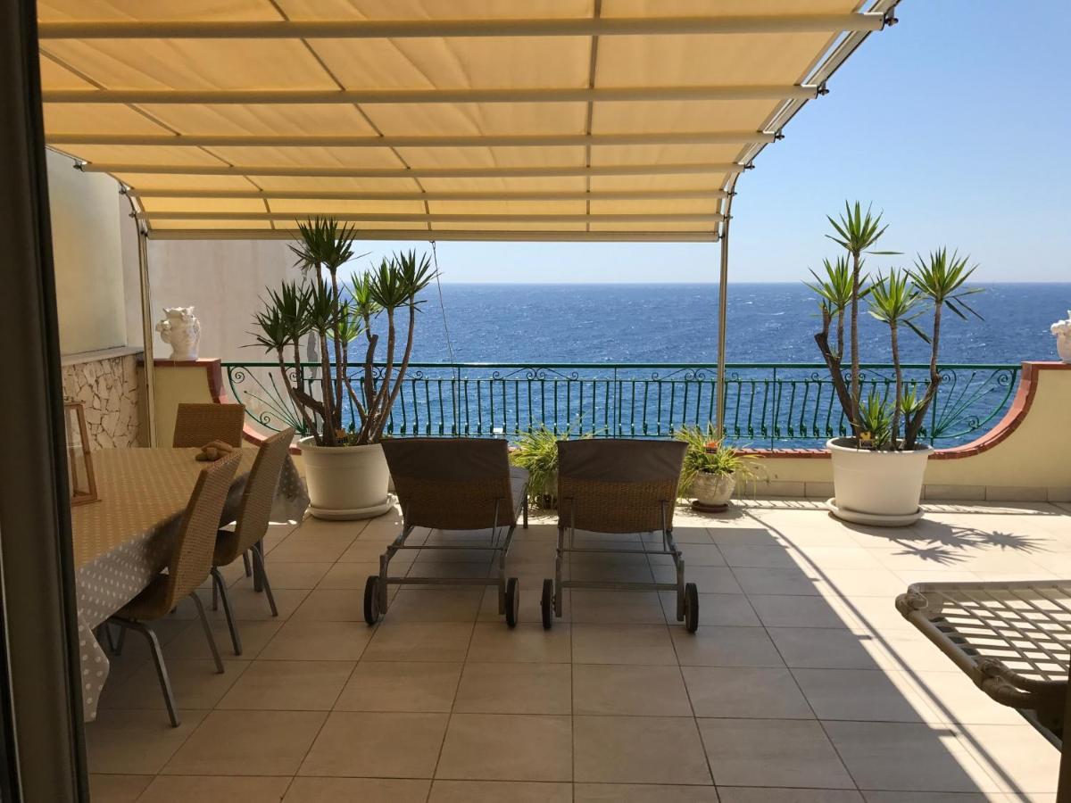 Ferienwohnung Attico Delle Pomelie Santa Teresa Di Riva Exterior foto