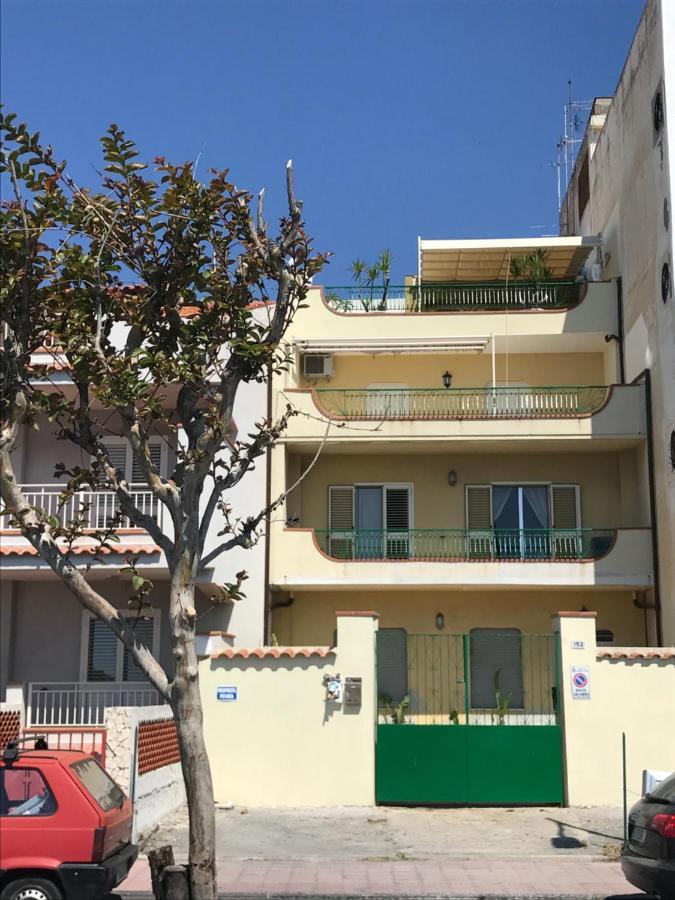 Ferienwohnung Attico Delle Pomelie Santa Teresa Di Riva Exterior foto