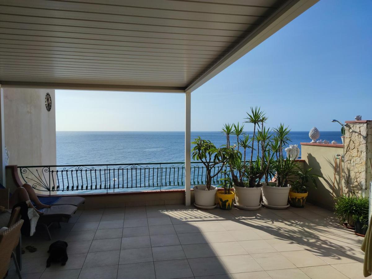 Ferienwohnung Attico Delle Pomelie Santa Teresa Di Riva Exterior foto