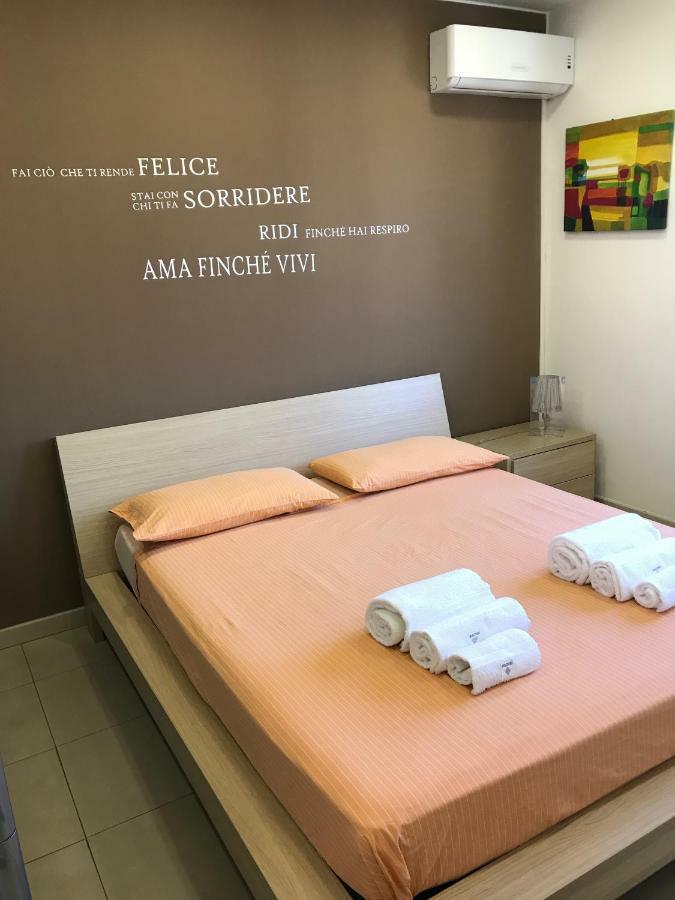 Ferienwohnung Attico Delle Pomelie Santa Teresa Di Riva Exterior foto